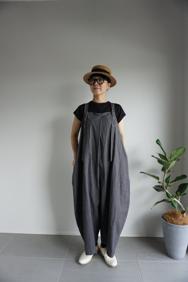 round wide salopette〈charcoal gray/black〉-