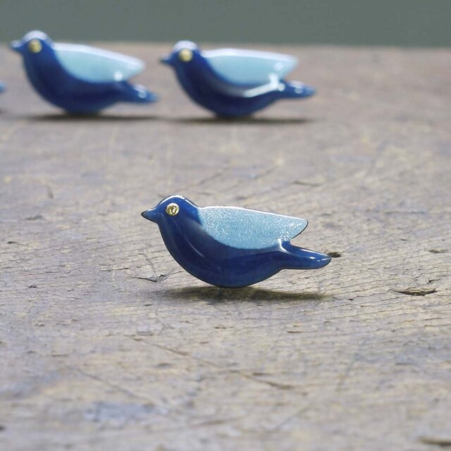 七宝焼 　ピンバッチ　ちっちゃい青いとり（水紺）