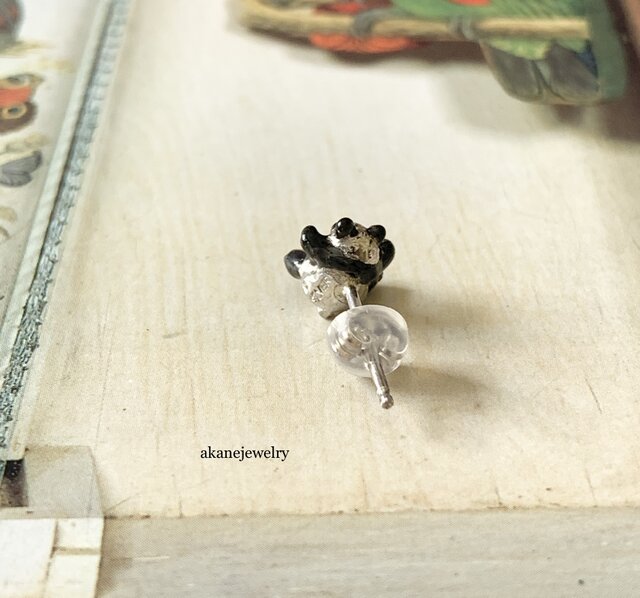 小さなパンダの片耳ピアス | iichi 日々の暮らしを心地よくする  