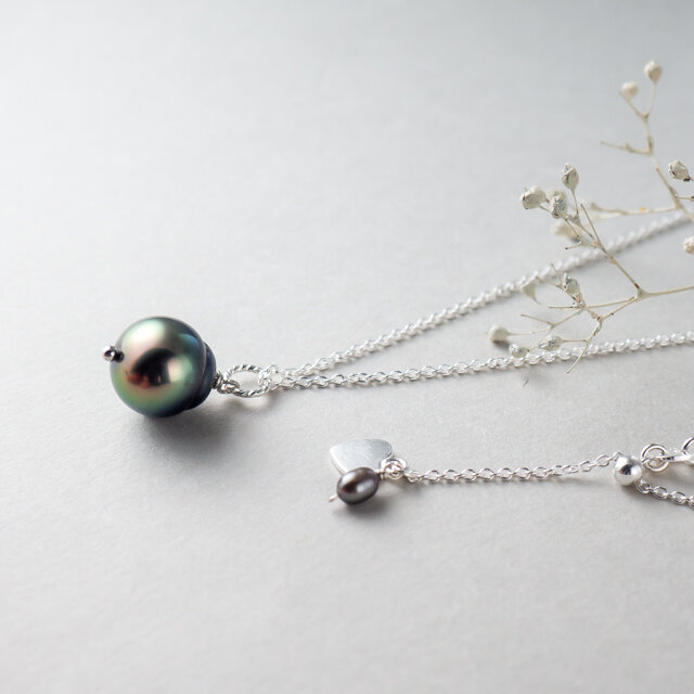 ＜長さ調節自在＞タヒチ産黒蝶バロック真珠のロングネックレス～SV925