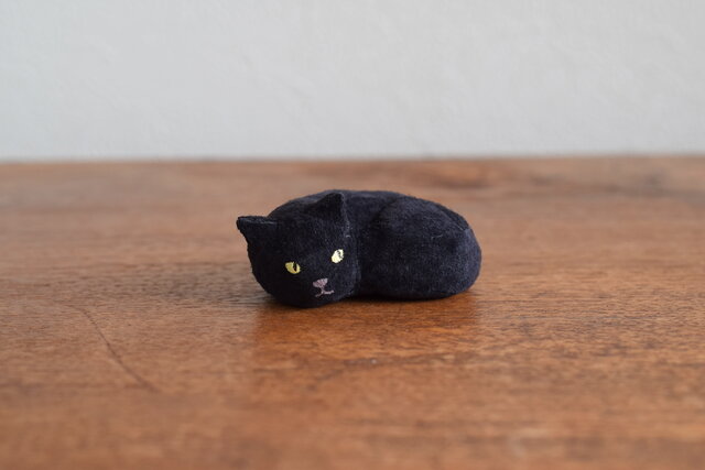 革のオブジェ 丸い黒猫の画像1枚目
