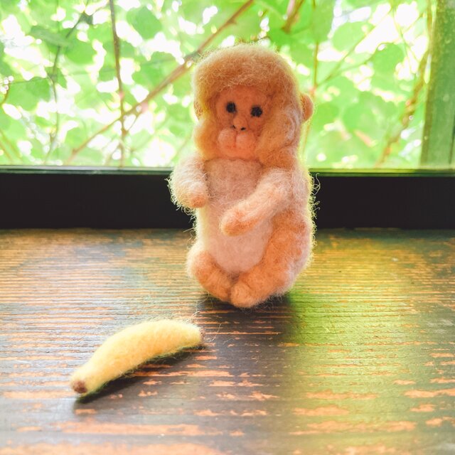 羊毛フェルト】バナナを持っているのに物欲しげな顔のおサルさん