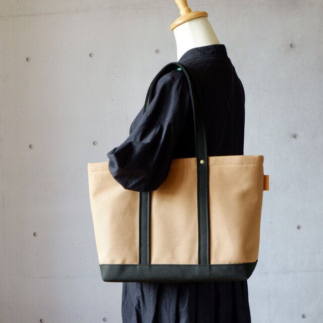 帆布×レザーのトートバッグ　底板付き　ブラック×ブラック　【M】 キャンバス 仕切り底板 帆布 セール アウトレット チャコールグレー×選べる本革