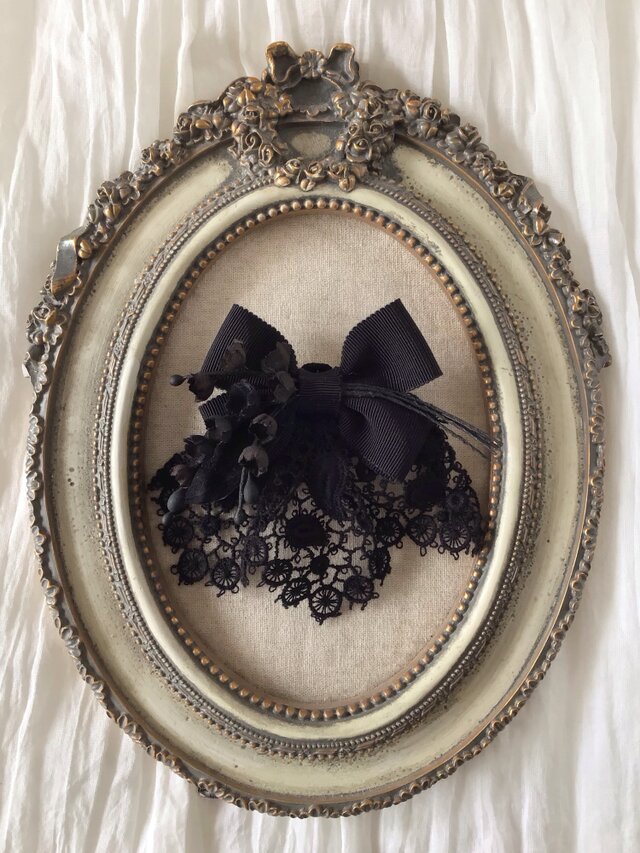 〈染め花〉スズランとレースのコサージュブローチ(ブラック)