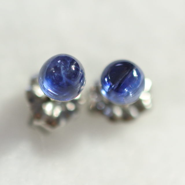 （１点もの）カイヤナイトのスタッドピアス（4mm・チタンポスト）