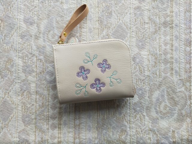 刺繍革財布『すみれ』ホワイトクリーム×”むらさき”(牛革)☆二つ折りミニ財布☆の画像1枚目
