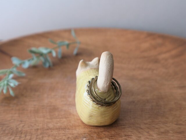 玄関先迄納品 黄色 ( ネコのリングホルダー 陶器で作った ) 日々の iichi | 工芸品