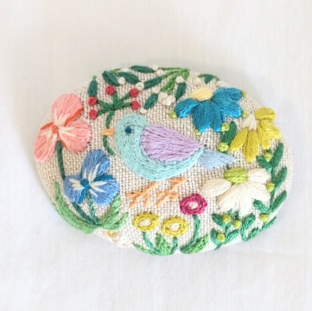 【専用】ハンドメイド　刺繍ブローチ ことりと草花の刺繍ブローチ【botanical】b105 | iichi 日々の