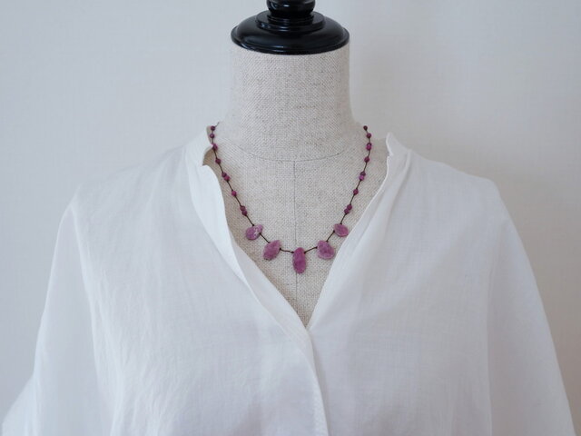 short necklace silk ルビーの画像1枚目