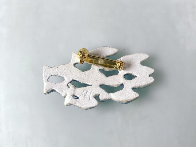 清流の魚たち［陶器ブローチ］ | iichi 日々の暮らしを心地よく
