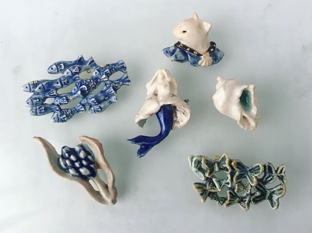 ハンドメイド陶製ブローチ 清流の魚たち［陶器ブローチ］ | iichi 日々の暮らしを心地よくする