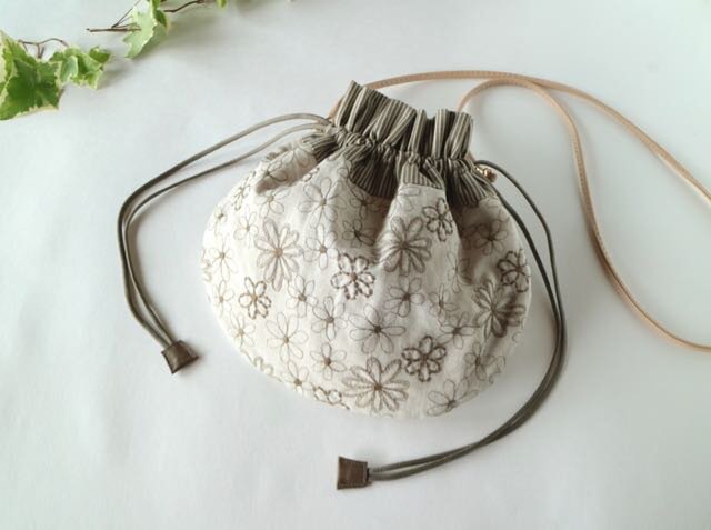まんまる巾着 ショルダーバッグ ハーフリネン フラワー柄 刺繍 レースの画像1枚目