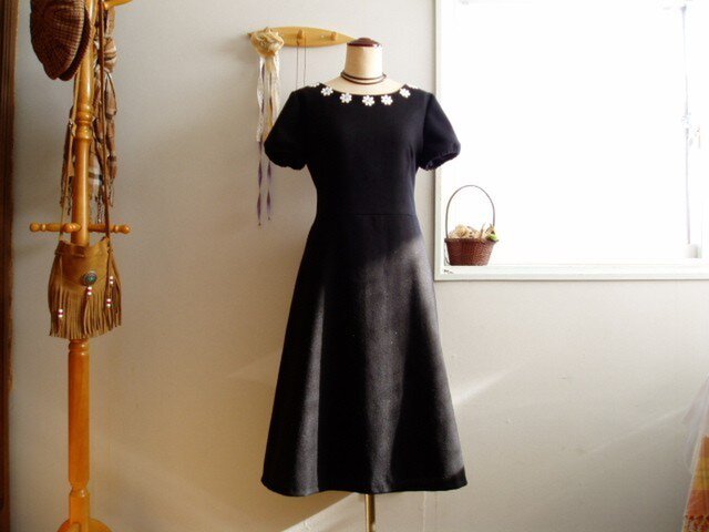 sold ミニマフラー付ブラックウールおすましワンピースの画像1枚目