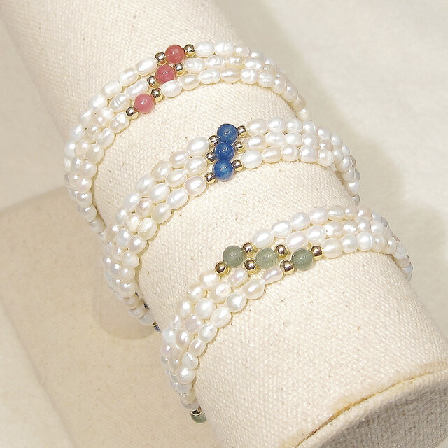 本真珠（淡水パール）の3連ブレスレット（ブルーは売り切れ、2色から1色を選択、ホワイト、水晶（染め）、フリーサイズ） iichi  ハンドメイド・クラフト作品・手仕事品の通販
