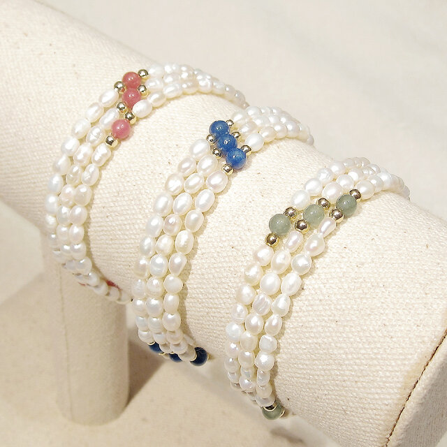 本真珠（淡水パール）の3連ブレスレット（ブルーは売り切れ、2色から1色を選択、ホワイト、水晶（染め）、フリーサイズ） | iichi  日々の暮らしを心地よくするハンドメイドやアンティークのマーケットプレイス
