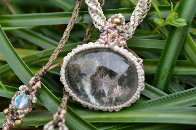 森林と丘の見える☆ガーデンルチルクォーツ マクラメペンダントgarm091