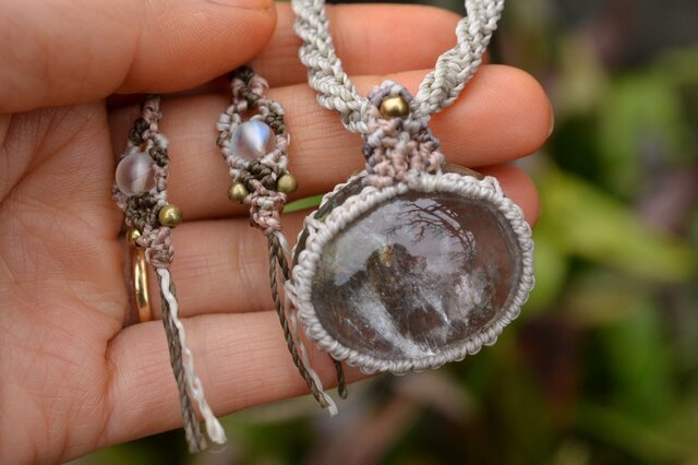 森林と丘の見える☆ガーデンルチルクォーツ マクラメペンダントgarm091