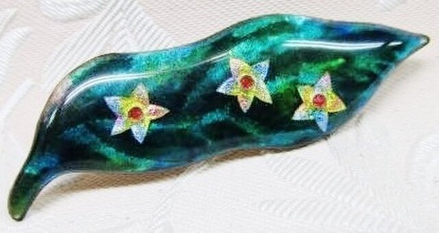彫金の葉に花(七宝ブローチ)・IBー198の画像1枚目