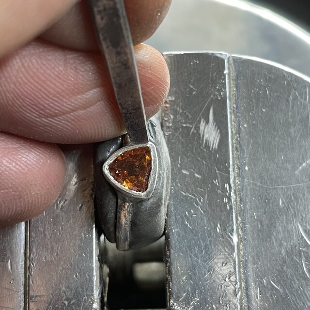 ヘソナイトガーネット 0.58ct トリリアント シルバーSV925リング | iichi  日々の暮らしを心地よくするハンドメイドやアンティークのマーケットプレイス