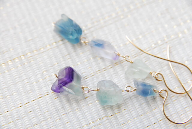 ラフロックフローライト3粒ピアス no,414kgf | iichi 日々の暮らしを