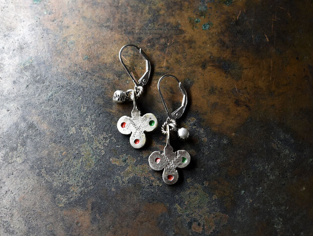 ベルベル族ヴィンテージシルバーと小さな鈴のピアス（クローバー