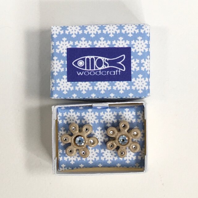 木のピアス  ゆきの結晶