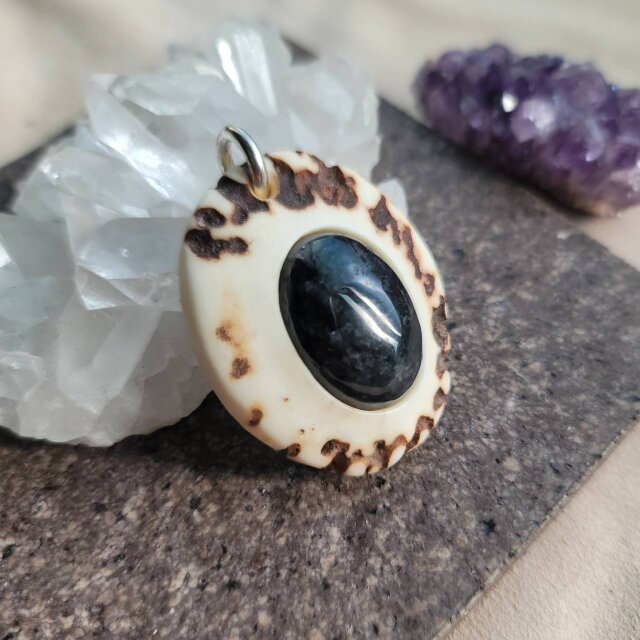 希少 アンティーク 天然翡翠 本翡翠 特殊黒入り 透かし彫り ペンダント