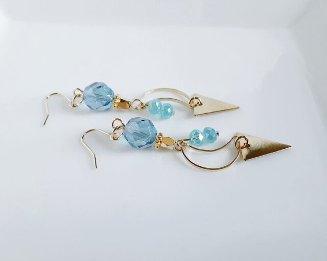 #78 綺麗なブルーサファイアの　チェコビーズ　揺れる　ハンドメイド　ピアス ブルー】チェコビーズのドロップイヤリング／ピアス イヤリング
