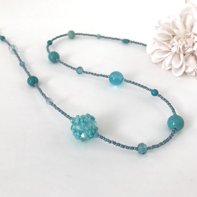 ターコイズブルー の ビーズボール ロングネックレス | iichi 日々の