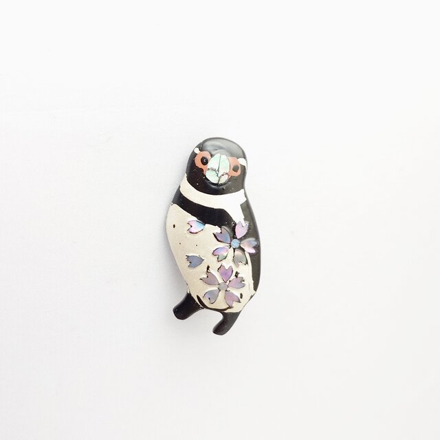 フンボルトペンギン桜螺鈿 漆ブローチ | iichi 日々の暮らしを心地よく