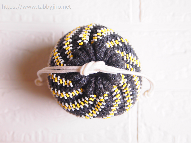 ビーズ編み巾着-spiral pouch（デニムグレー) | iichi 日々の暮らしを