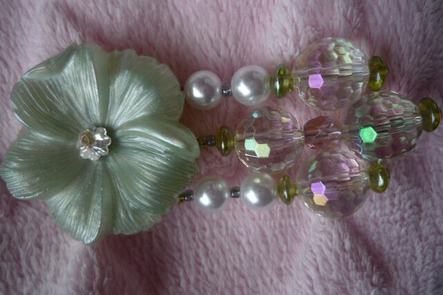 【1247】ハンドメイド 緑色 花とリボンのピアス 花束 1247】ハンドメイド 緑色 花とリボンのピアス 花束