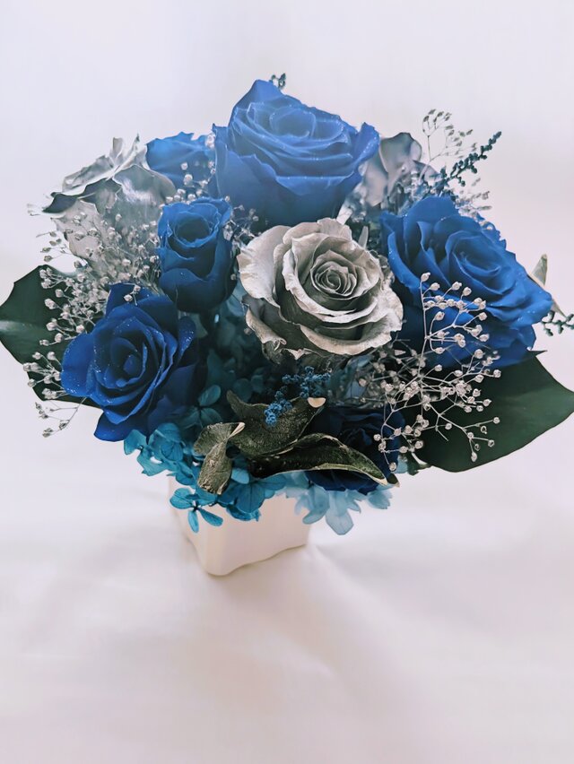 青い薔薇とシルバーローズアレンジ/プリザーブドフラワー夜空の輝き（フラワーケースリボンラッピング付き）