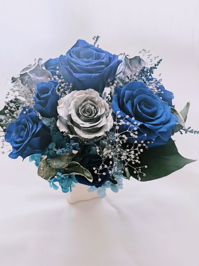 青い薔薇とシルバーローズアレンジ/プリザーブドフラワー夜空の
