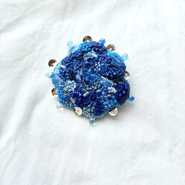 "Summer Blue "夏のブルーを楽しむ　刺繍ブローチ