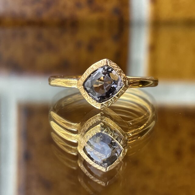 上品なキラメキ　スピネル クッションカット　伏せ込み　シルバーSV925リング