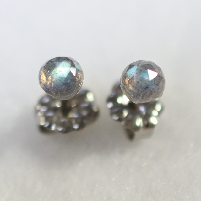 （１点もの）ラブラドライト・ローズカットのスタッドピアス・4mm（チタンポスト）
