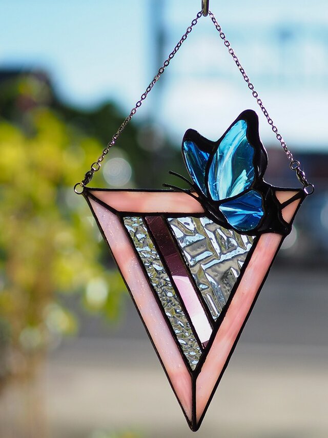 ステンドグラスの青い蝶のサンキャッチャー／ピンク」 幸せを運ぶ 