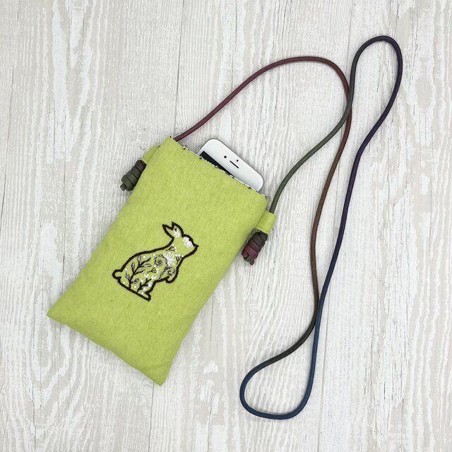 手刺繍スマホショルダー 花ウサギ
