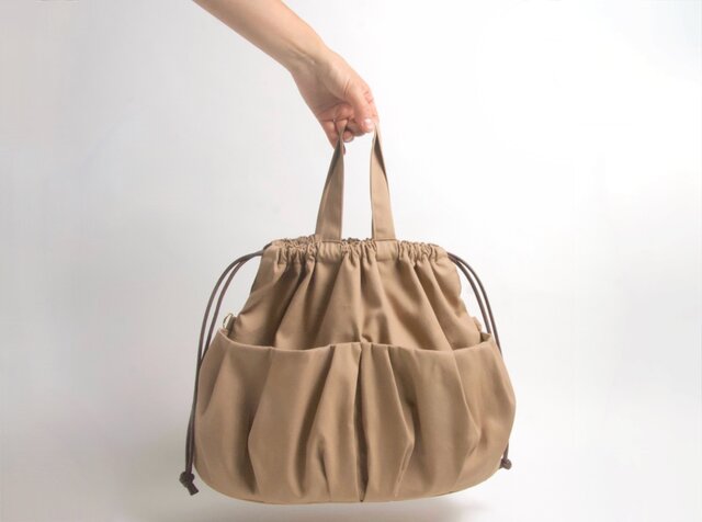 ベージュ 巾着型トートバッグ ころんと♪ニュアンスタックポケット ショルダー付き 大きい巾着トート