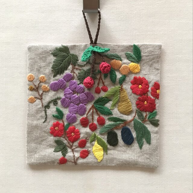 さくらんぼの飾り付き　花と果実の刺繍の飾り布　壁飾り　壁掛け　タペストリー　ウォールデコ　刺繍　フルーツ　花　果物