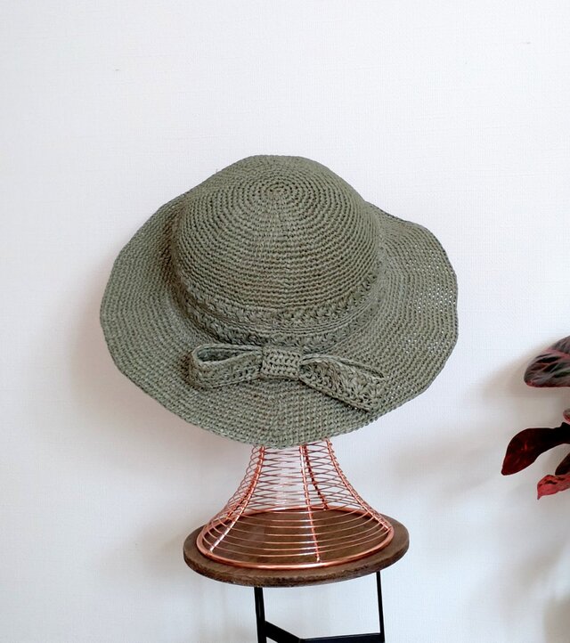 バッグに模様編みリボン付き夏の帽子（ご希望の色で編むことが出来ます）