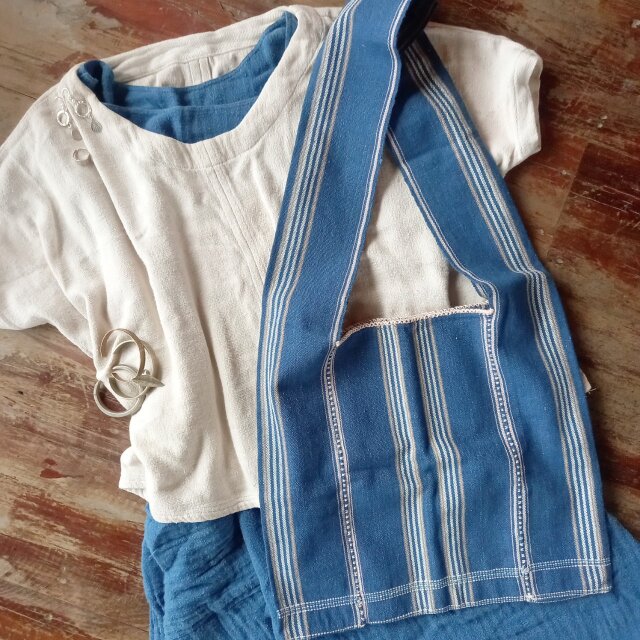 カレン族の手織りショルダーバッグ/藍 (白・グリーンストライプ) /草木染めコットン, 手縫い/1点もの/タイ /フェアトレード