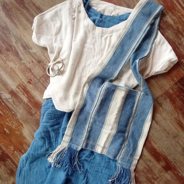 カレン族の手織りショルダーバッグ/藍 × ホワイト /草木染めコットン, 手縫い/1点もの/タイ /フェアトレード