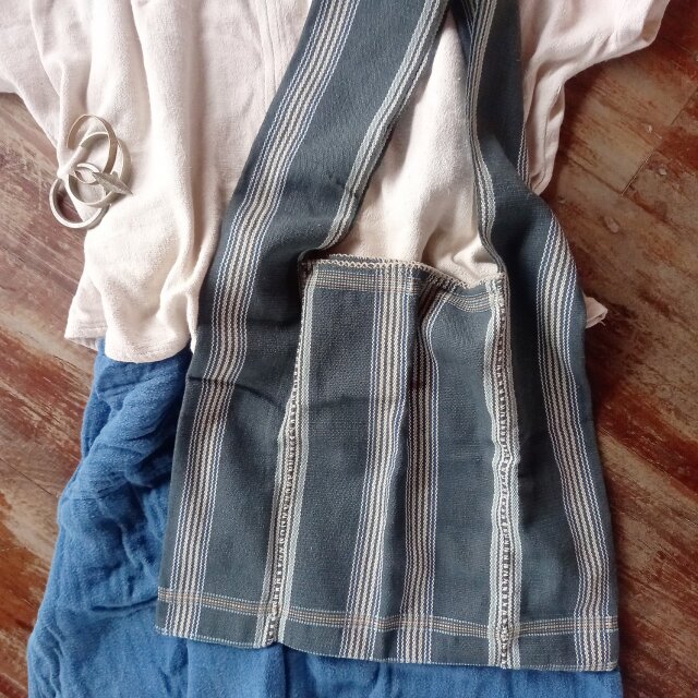カレン族の手織りショルダーバッグ/藍グレー(白・藍のストライプ) /草木染めコットン, 手縫い/1点もの/タイ /フェアトレード
