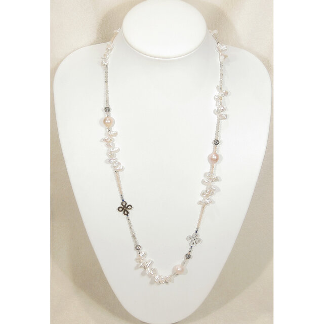 本真珠（淡水パール）と貝パーツ、ムーンストーン、ラブラドライト、SV925のロングネックレス（さざれ、黒蝶、ロジウム）