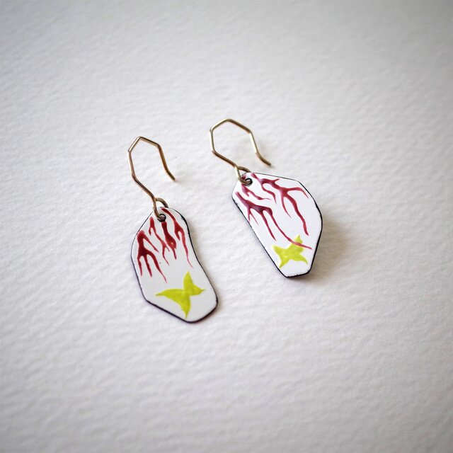 七宝ピアス　赤い枝に蝶