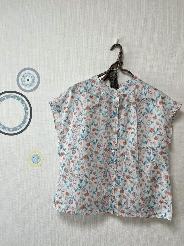 毎日着られる大人服　フレンチスリーブブラウス　コットン　ブルーフラワー　