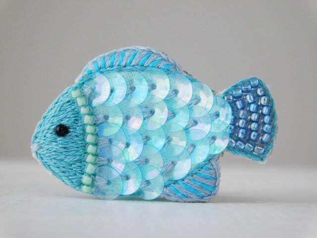 キラキラ鱗の青いお魚 刺繍ブローチ 【受注製作】 | iichi 日々の