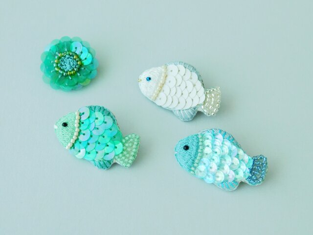 キラキラ鱗の緑のお魚 刺繍ブローチ 【受注製作】 | iichi 日々